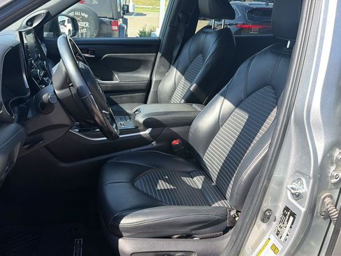 Used 2022 Toyota Highlander XSE FWD image 11