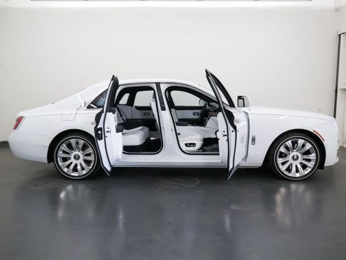 Used 2022 Rolls-Royce Ghost AWD/4WD image 2