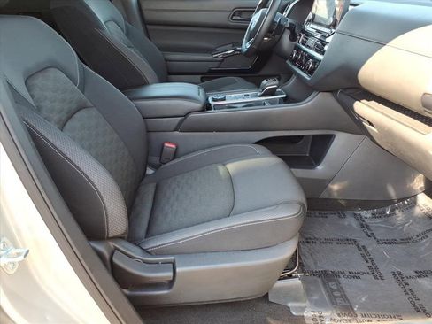 Used 2024 Nissan Pathfinder SV image 6