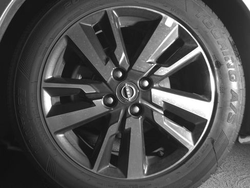 Used 2025 Nissan Versa SV FWD image 12