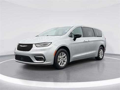 Used 2024 Chrysler Pacifica Touring-L image 1