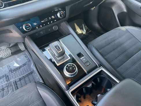 Used 2024 Mitsubishi Outlander SE image 16