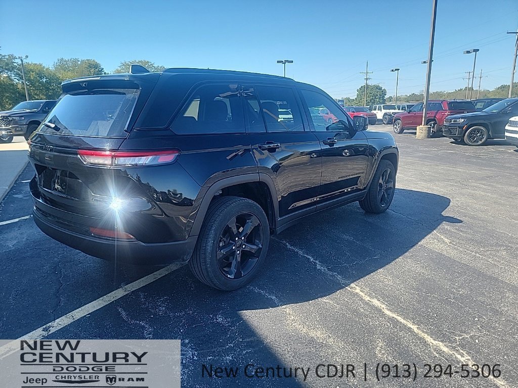 Used 2025 Jeep Grand Cherokee Limited w/ Luxury Tech Group II AWD/4WD image 5