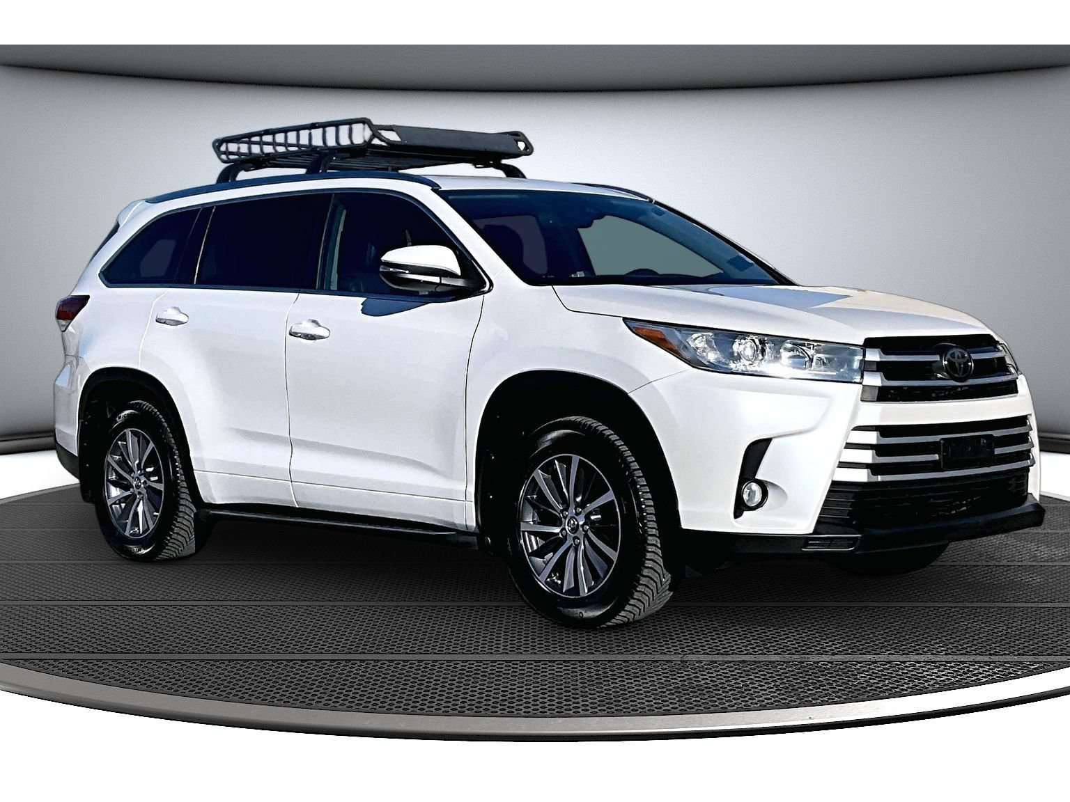 Used 2017 Toyota Highlander XLE w/ Carpet Mat Package AWD/4WD image 14
