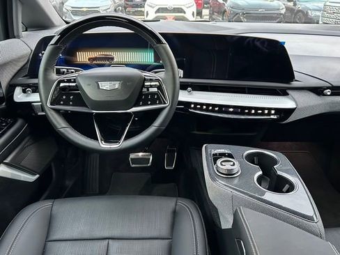 Used 2025 Cadillac Optiq Luxury 2 w/ LPO, ONYX Package image 19