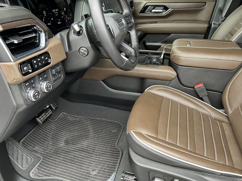 Used 2025 GMC Yukon Denali Ultimate AWD/4WD image 13