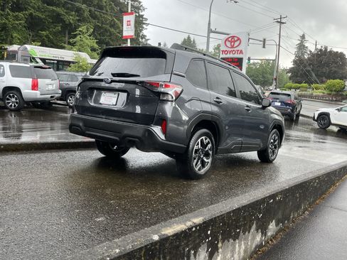 Used 2025 Subaru Forester Premium AWD/4WD image 8