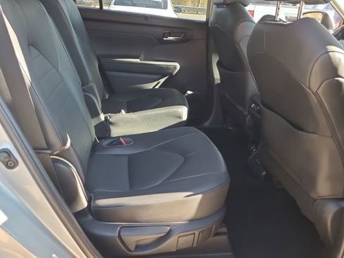 Used 2020 Toyota Highlander XLE image 18