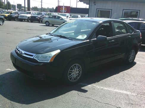 Used 2011 Ford Focus SE image 2