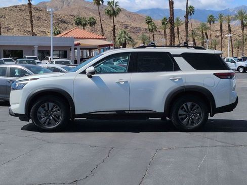 Used 2024 Nissan Pathfinder SV image 3