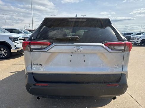 Used 2019 Toyota RAV4 LE image 4