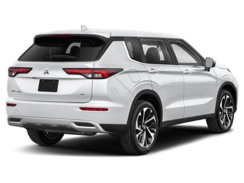 Used 2023 Mitsubishi Outlander SE FWD image 2