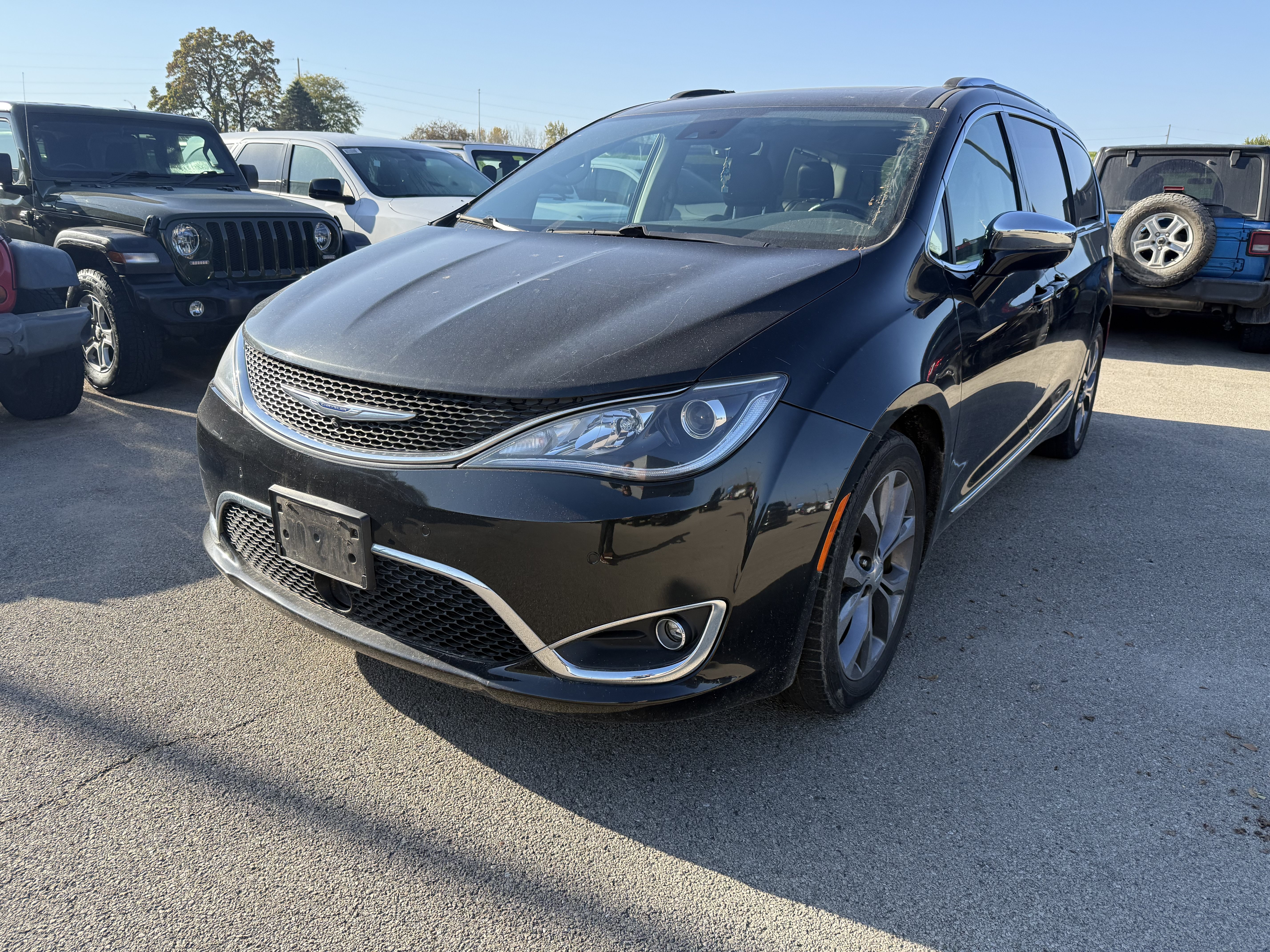 Used 2019 Chrysler Pacifica Limited w/ Tire & Wheel Group FWD image 1