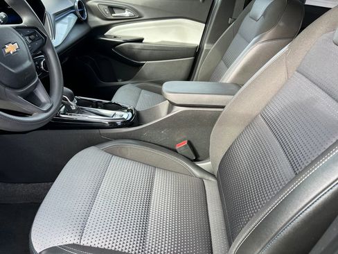 Used 2025 Chevrolet Trax LT image 9