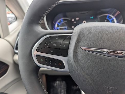 Used 2023 Chrysler Pacifica Limited w/ Uconnect Theater Family Group FWD image 28