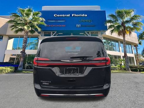 Used 2023 Chrysler Pacifica Touring-L FWD image 6