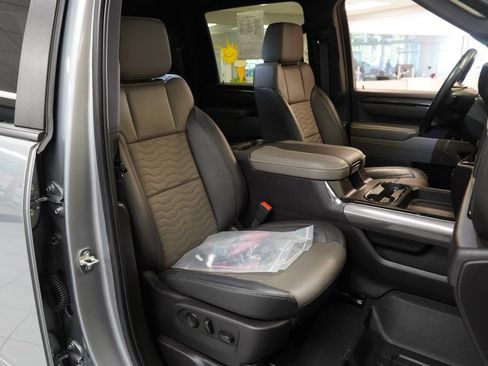 Used 2024 Chevrolet Silverado 2500 ZR2 w/ Technology Package AWD/4WD image 24
