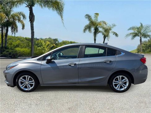 Used 2019 Chevrolet Cruze LT w/ Convenience Package FWD image 2