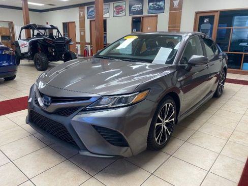 Used 2020 Toyota Camry SE w/ Sunroof Package image 1