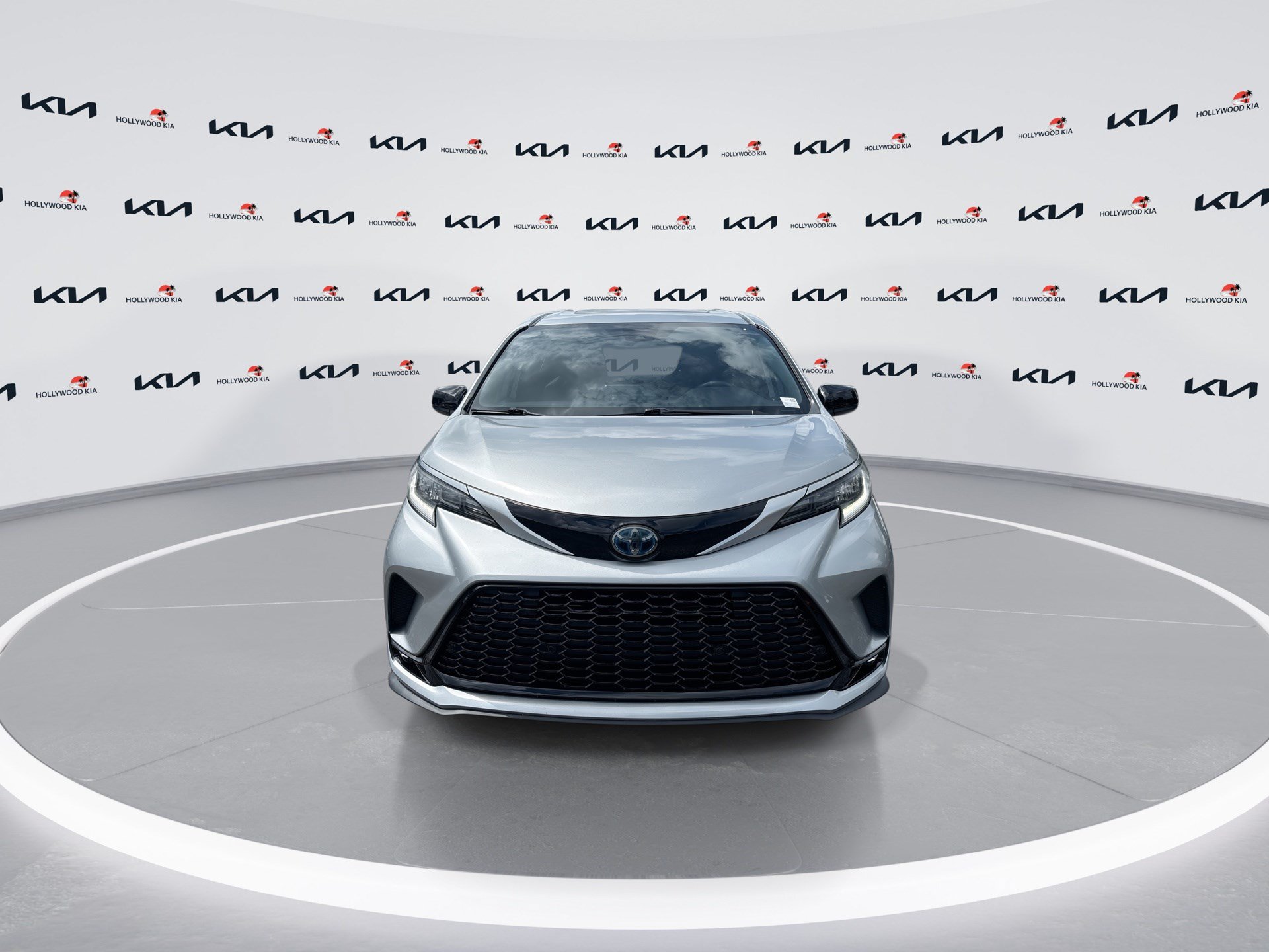 Used 2022 Toyota Sienna XSE FWD image 3