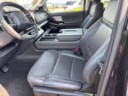 Used 2025 Ford Expedition Active AWD/4WD image 9
