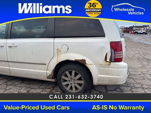 Used 2009 Chrysler Town & Country Touring image 15