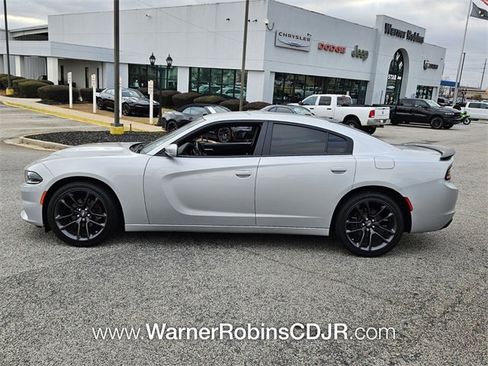 Used 2019 Dodge Charger SXT image 4