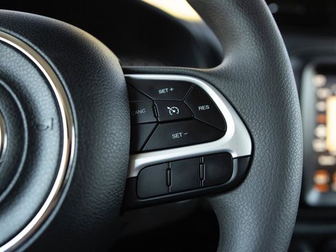 Used 2023 Jeep Renegade Latitude AWD/4WD image 7
