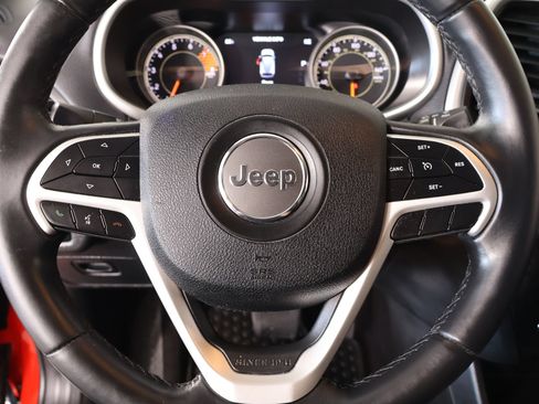 Used 2018 Jeep Cherokee Trailhawk AWD/4WD image 3