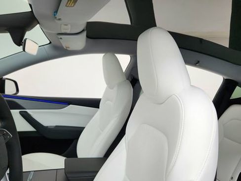 Used 2026 Tesla Model Y Long Range image 32