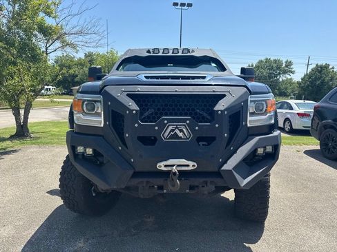 Used 2019 GMC Sierra 2500 Denali w/ Suspension Package, Off-Road AWD/4WD image 2