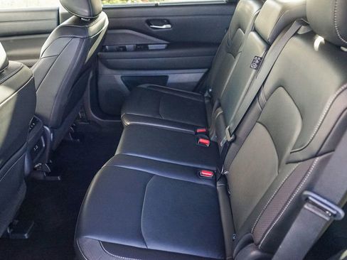 Used 2024 Nissan Pathfinder SL image 16