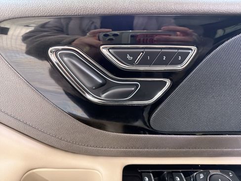 Used 2023 Lincoln Aviator AWD w/ Premium Package image 11