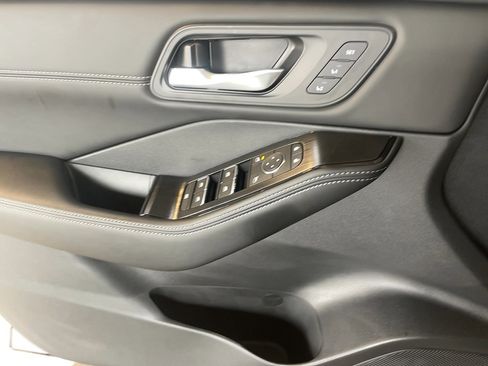 Used 2025 Nissan Rogue SL w/ Tech Package image 13