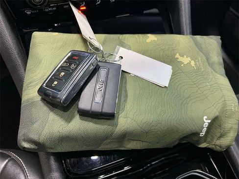 Used 2023 Jeep Grand Cherokee L Limited image 36