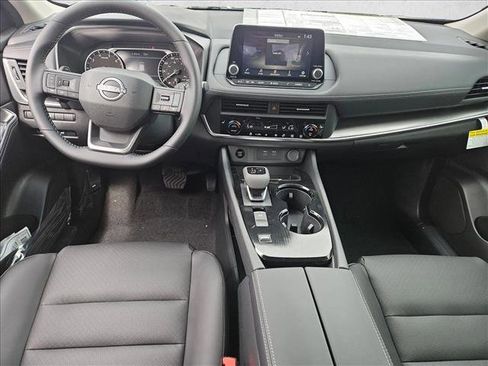 Used 2025 Nissan Rogue SV w/ SV Premium Package image 12