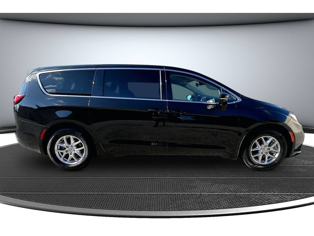Used 2024 Chrysler Pacifica Touring-L FWD image 15