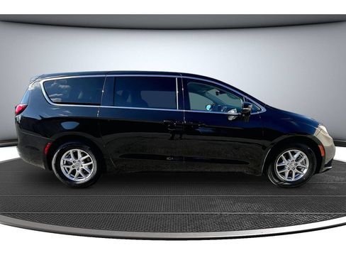 Used 2024 Chrysler Pacifica Touring-L FWD image 15