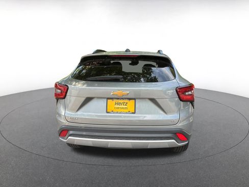 Used 2025 Chevrolet Trax LT FWD image 6