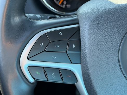 Used 2022 Jeep Grand Cherokee Laredo X image 12