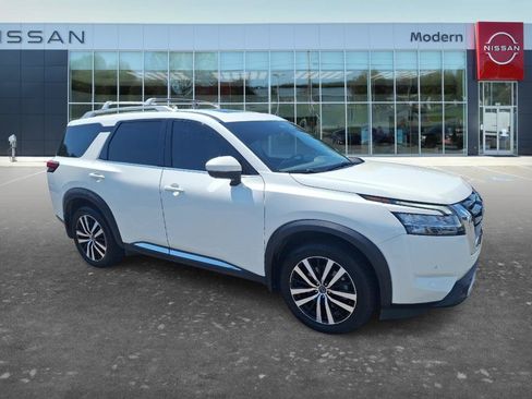Used 2023 Nissan Pathfinder Platinum w/ Cargo Package AWD/4WD image 3