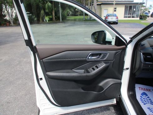 Used 2021 Nissan Rogue SL image 22