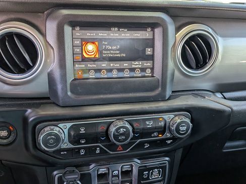 Used 2020 Jeep Wrangler Unlimited Sahara AWD/4WD image 23