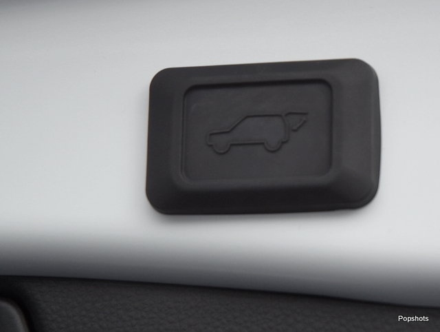 Used 2025 Toyota RAV4 XSE AWD/4WD image 12