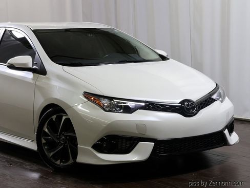 Used 2017 Toyota Corolla iM image 2