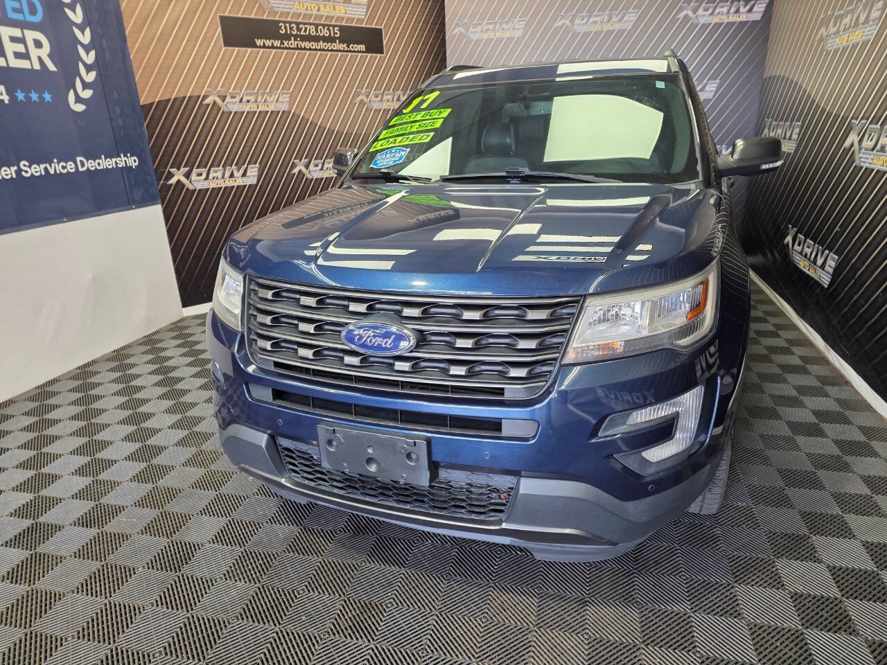 Used 2017 Ford Explorer XLT w/ Equipment Group 202A AWD/4WD image 3