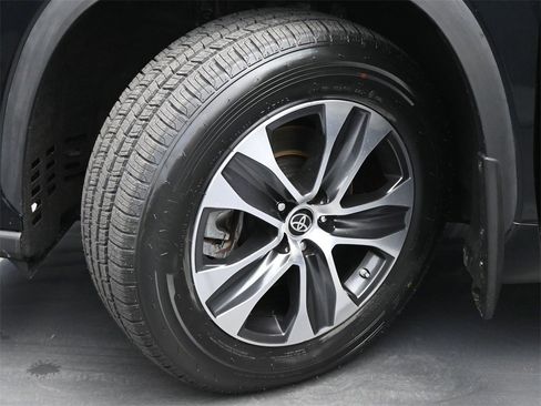 Used 2023 Toyota Highlander XLE image 22