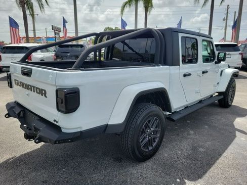 Used 2024 Jeep Gladiator Sport AWD/4WD image 7