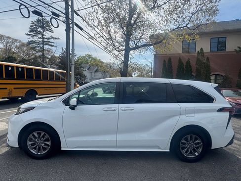 Used 2022 Toyota Sienna LE FWD image 2