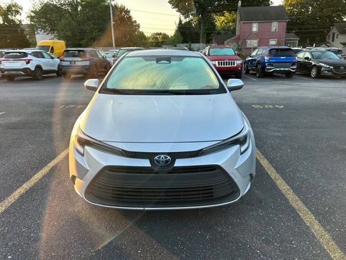 Used 2023 Toyota Corolla LE FWD image 2
